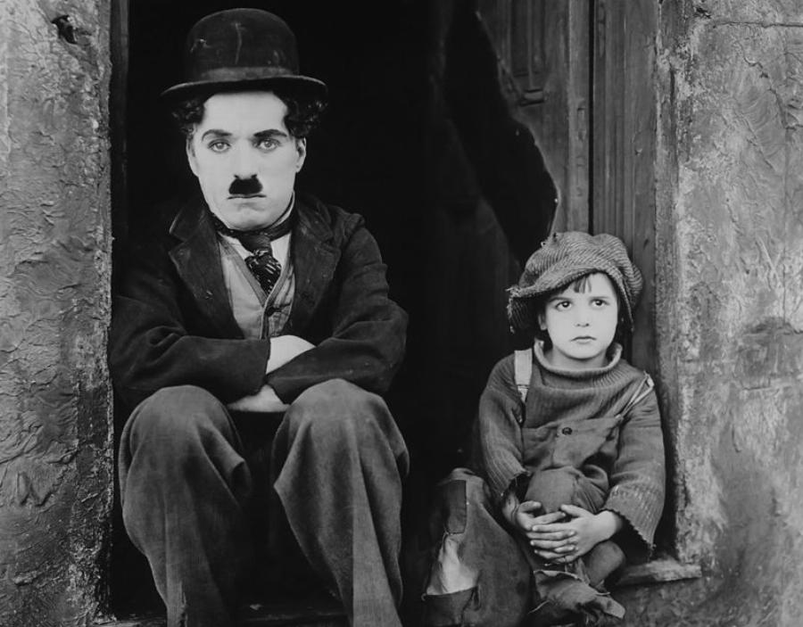 Τσάρλι Τσάπλιν: Η δυσκολία των παιδικών χρόνων, οι 4 γάμοι, η διαφορά ηλικίας με τη σύζυγό του και τα τελευταία Χριστούγεννα πριν φύγει από τη ζωή