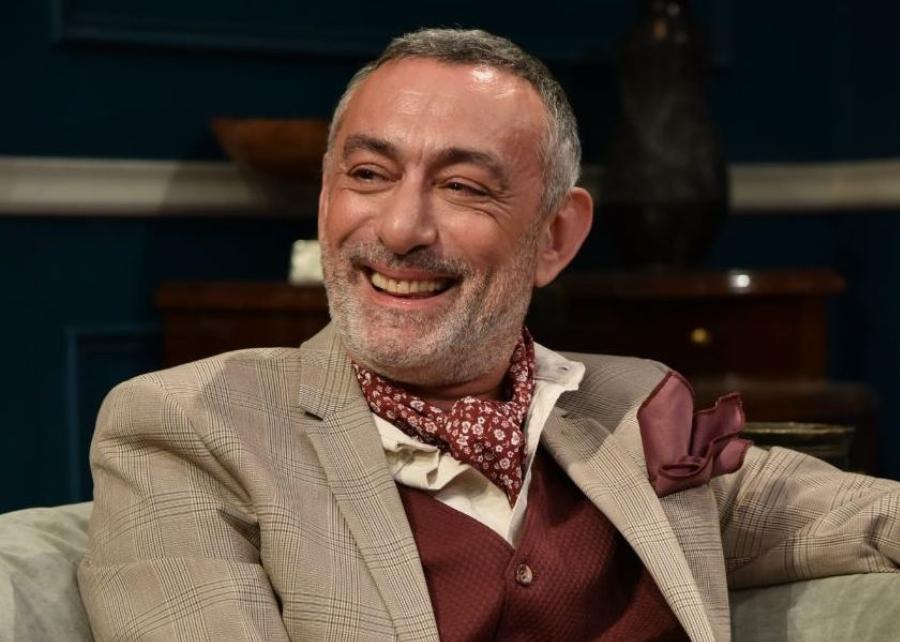 Βασίλης Ρίσβας: O σεναριογράφος του «50-50», η εξομολόγηση για το Me Too, το αίσθημα προδοσίας και η συνεργασία με τη γυναίκα του