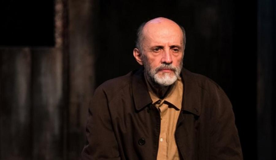 Μάνος Βακούσης: Ο χωρισμός που τον τσάκισε, η άγνωστη δουλειά στο νεκροτομείο, η νέα σύντροφος και τα 30 χρόνια διαφοράς