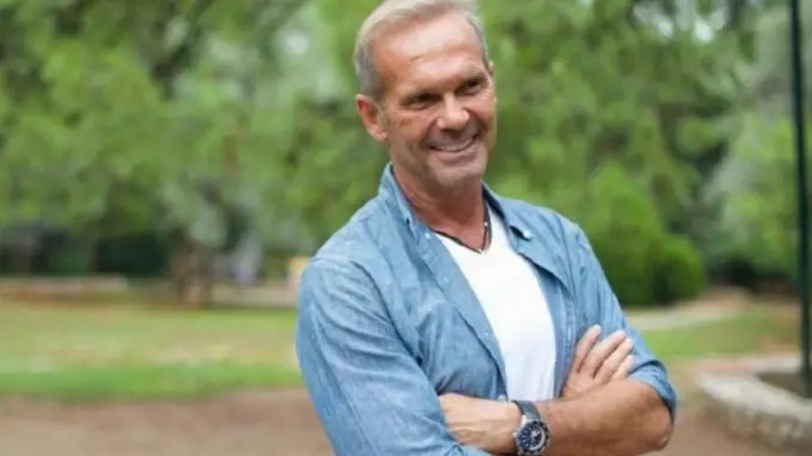 Πέτρος Κωστόπουλος: Το διαζύγιο με την Τζένη Μπαλατσινού, το σχόλιο για τον γάμο της πρώην συζύγου, η πτώχευση και η απώλεια που τον τσάκισε