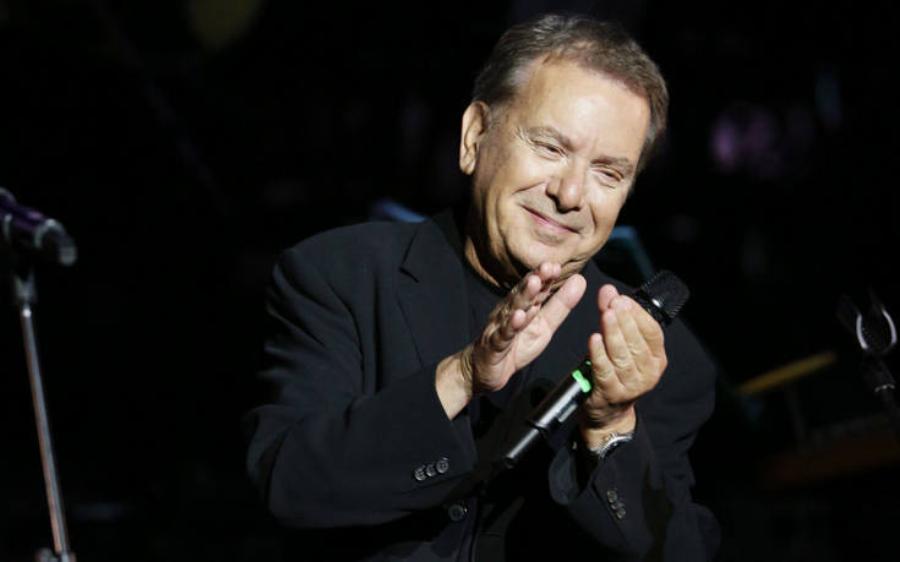 Μανώλης Μητσιάς: Το ξεκίνημα της ζωής του, ως ιεροψάλτης, η φυλάκιση, η όμορφη οικογένεια και τα 40 χρόνια γάμου με τη σύζυγό του