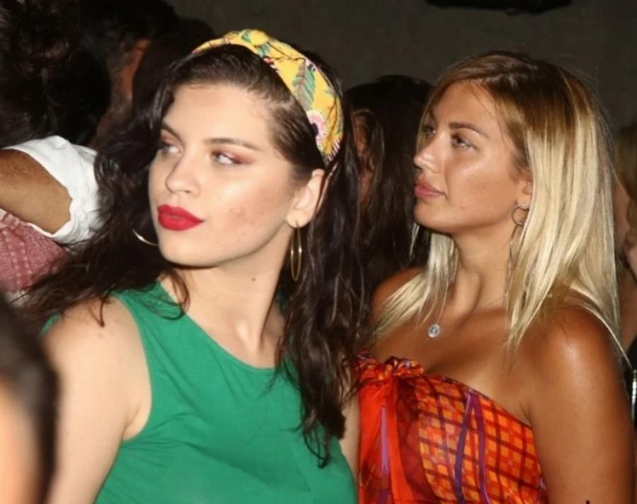 Καταγάλανα μάτια, μαυρομάλλα και αγγελικό πρόσωπο: Η “άγνωστη” αδερφή της Κωνσταντίνας Σπυροπούλου