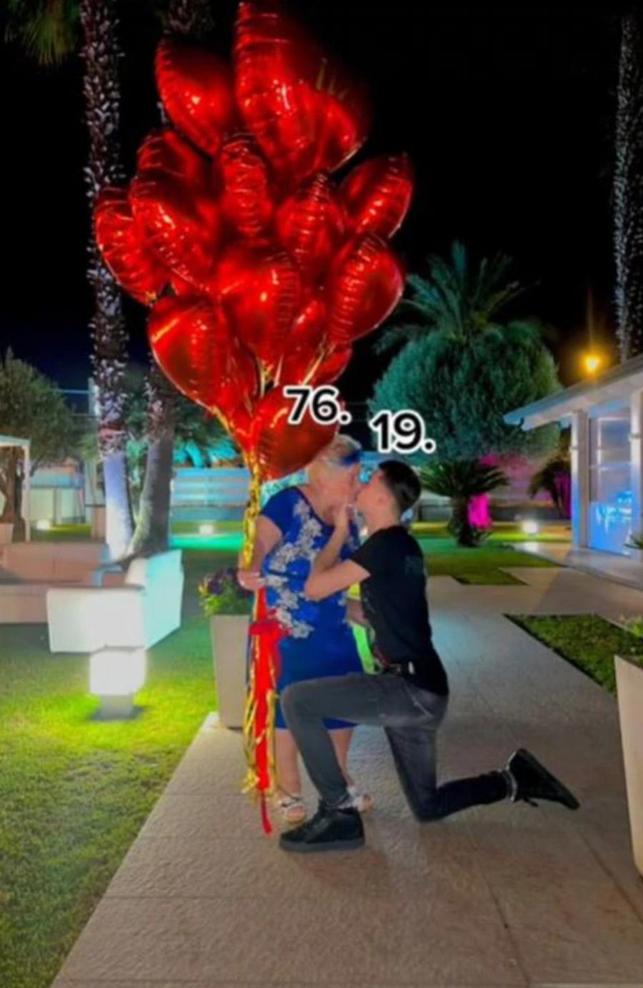 19χρονος έκανε πρόταση γάμου στην 76χρονη σύντροφό του: Το ζευγάρι με τα 57 χρόνια διαφορά