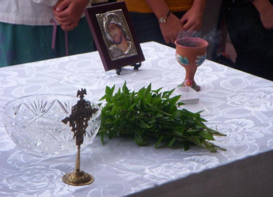 Αγιασμός: Τουλάχιστον μια φορά τον μήνα να ραντίζουμε το σπίτι μας με Αγιασμό