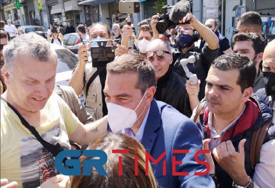 Θεοποίησαν τον Τσίπρα στην Θεσσαλονίκη: «Να σε πιάσουμε, να πάρουμε την ευλογία»