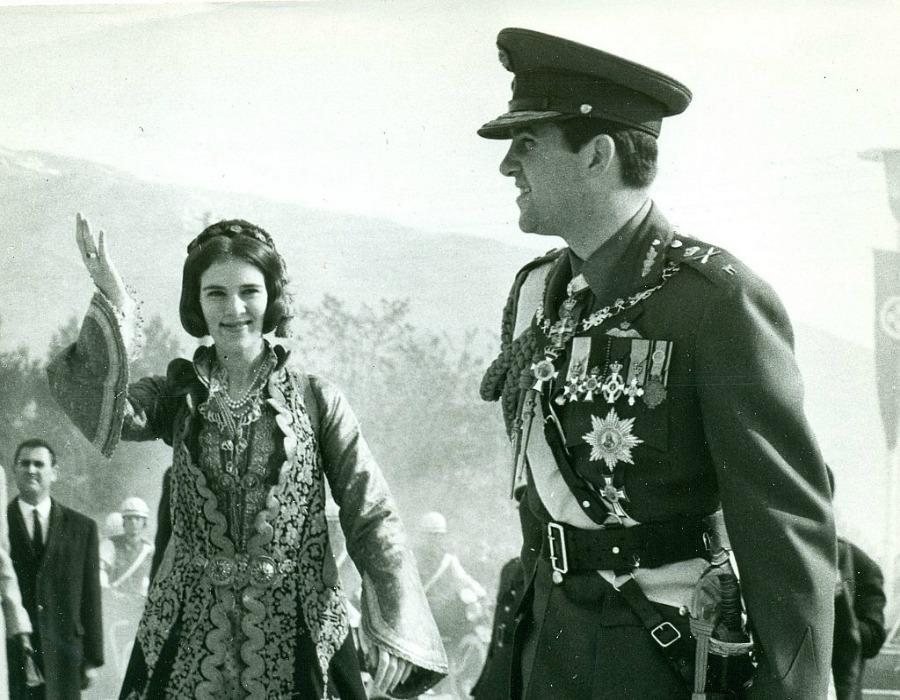 Κωνσταντίνος Β’: Ο θρόνος στα 24 του, ο λαμπερός γάμος, η αδυναμία στην εγγονή του και το τούνελ που οδηγούσε τη Βουγιουκλάκη στα ανάκτορα