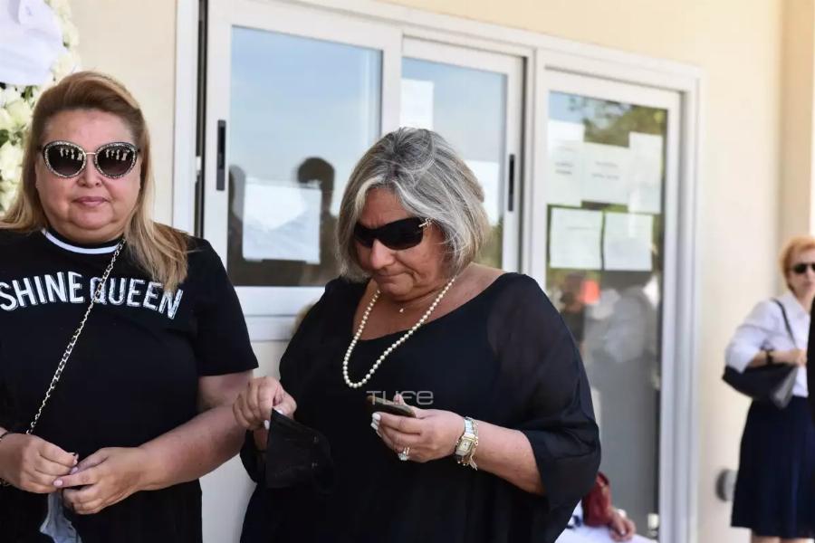 Βουβός θpήνος στην κηδεία του Δάκη: Συντετριμμένοι συγγενείς και φίλοι αφήνουν λουλούδια στο φέρετρο