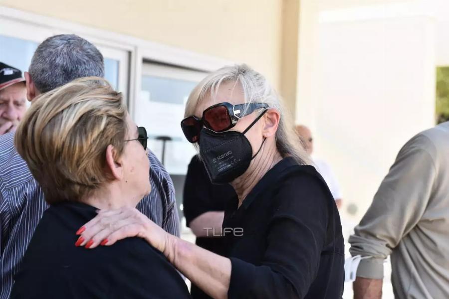 Βουβός θpήνος στην κηδεία του Δάκη: Συντετριμμένοι συγγενείς και φίλοι αφήνουν λουλούδια στο φέρετρο