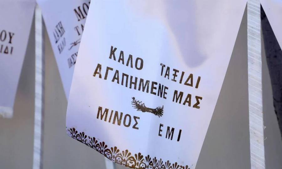 Βουβός θpήνος στην κηδεία του Δάκη: Συντετριμμένοι συγγενείς και φίλοι αφήνουν λουλούδια στο φέρετρο