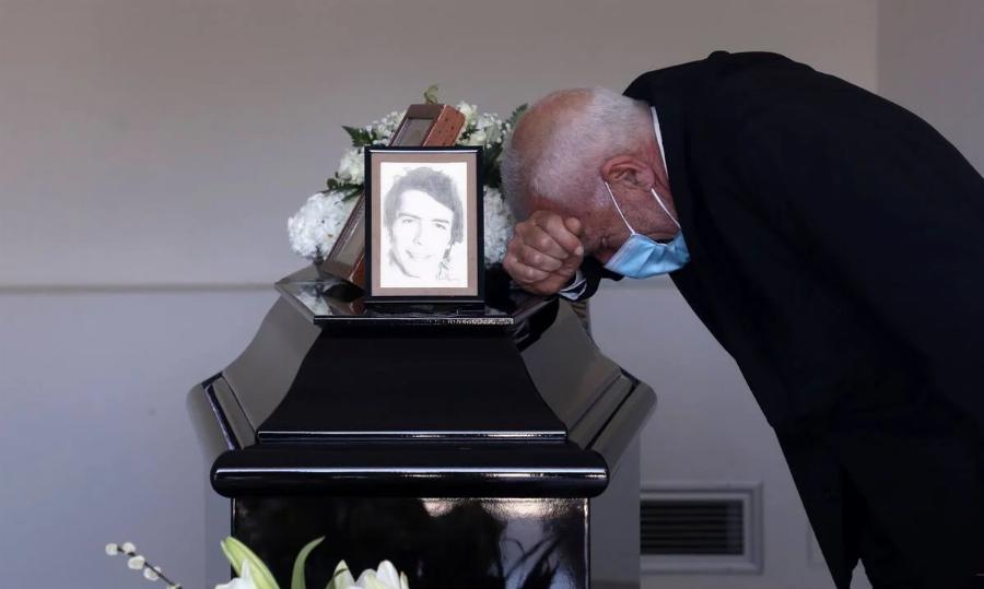 Βουβός θpήνος στην κηδεία του Δάκη: Συντετριμμένοι συγγενείς και φίλοι αφήνουν λουλούδια στο φέρετρο