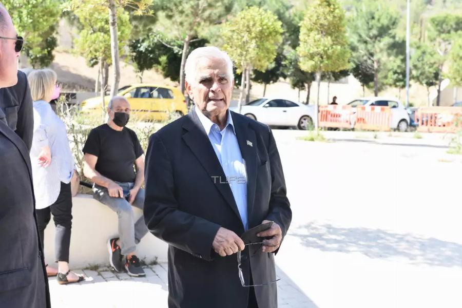 Βουβός θpήνος στην κηδεία του Δάκη: Συντετριμμένοι συγγενείς και φίλοι αφήνουν λουλούδια στο φέρετρο