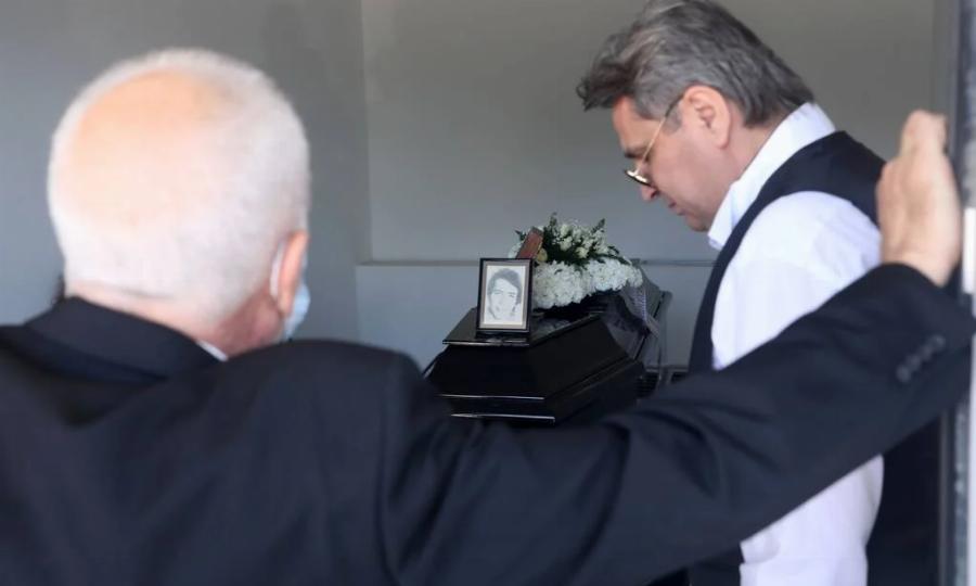 Βουβός θpήνος στην κηδεία του Δάκη: Συντετριμμένοι συγγενείς και φίλοι αφήνουν λουλούδια στο φέρετρο