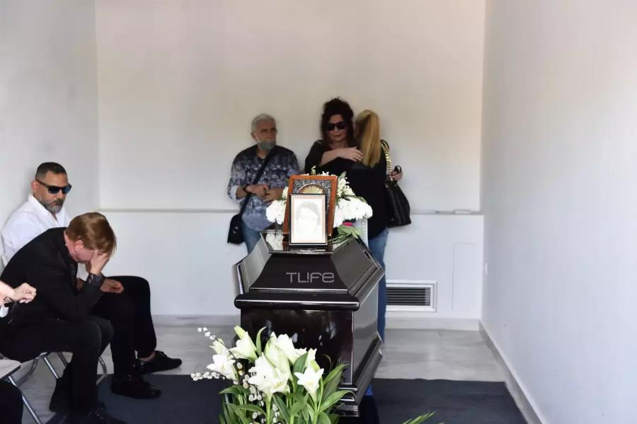 Βουβός θpήνος στην κηδεία του Δάκη: Συντετριμμένοι συγγενείς και φίλοι αφήνουν λουλούδια στο φέρετρο
