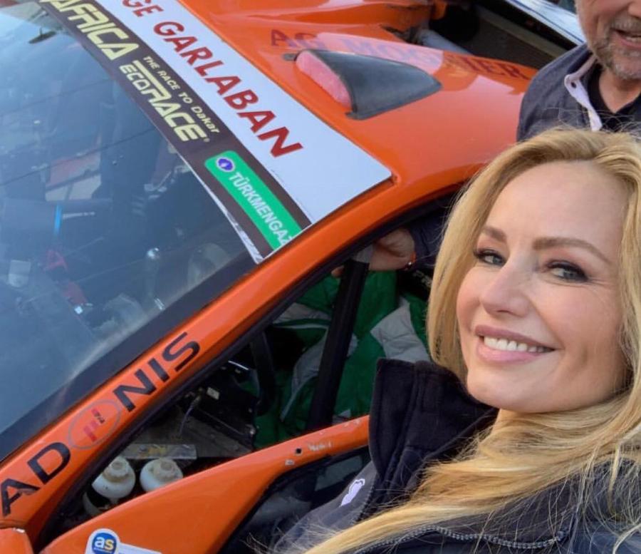 Αρνείται τις πλαστικές και αποτελεί παράδειγμα: Η Αντριάνα Σκλεναρίκοβα στα 50 της ομορφότερη από ποτέ