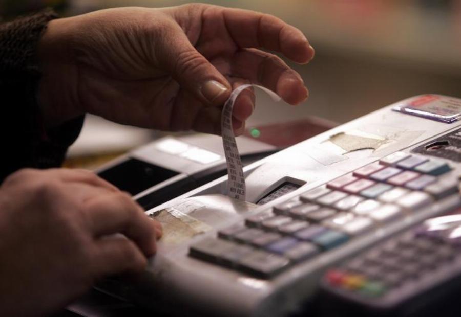 Με δικό σου ποτήρι για καφέ ή δοχείο για φαγητό αλλιώς χαράτσι: Αλλάζουν όλα σε καφετέριες και fast food