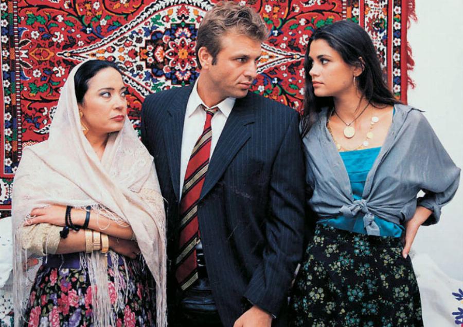 Απόστολος Γκλέτσος: Ο γάμος με την Μαρία – Ελένη Λυκουρέζου, η έφηβη κόρη του, η επιτυχία στην τηλεόραση και το τροχαίο ατύχημα