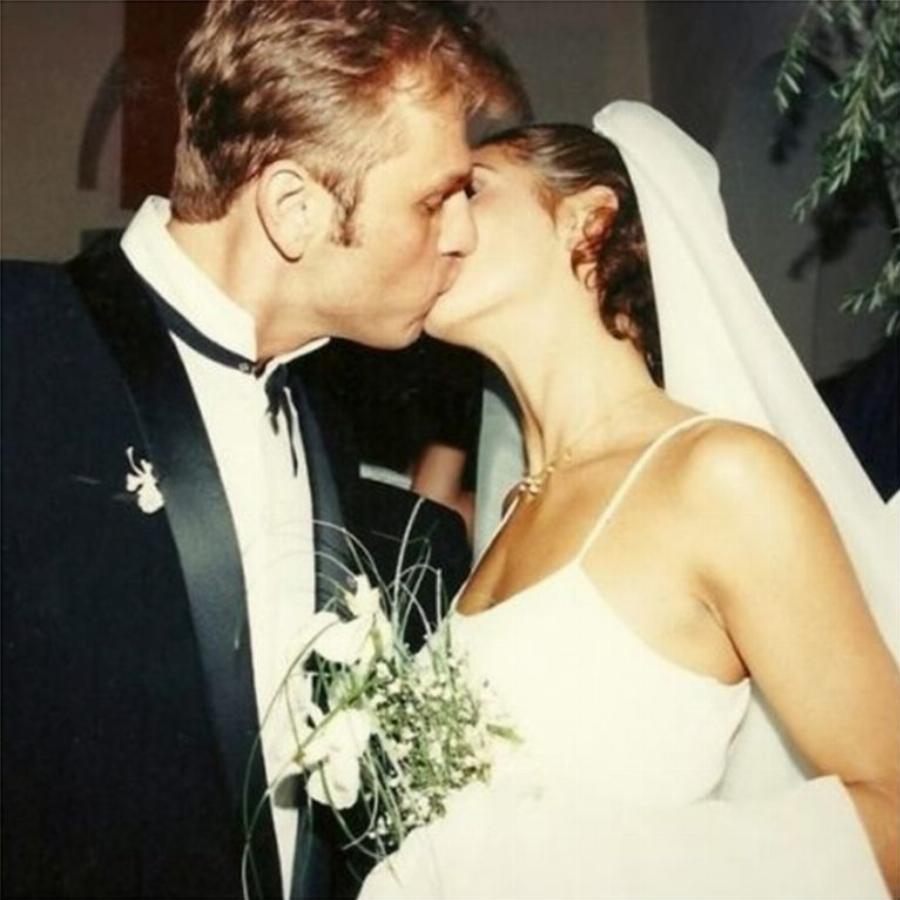 Απόστολος Γκλέτσος: Ο γάμος με την Μαρία – Ελένη Λυκουρέζου, η έφηβη κόρη του, η επιτυχία στην τηλεόραση και το τροχαίο ατύχημα