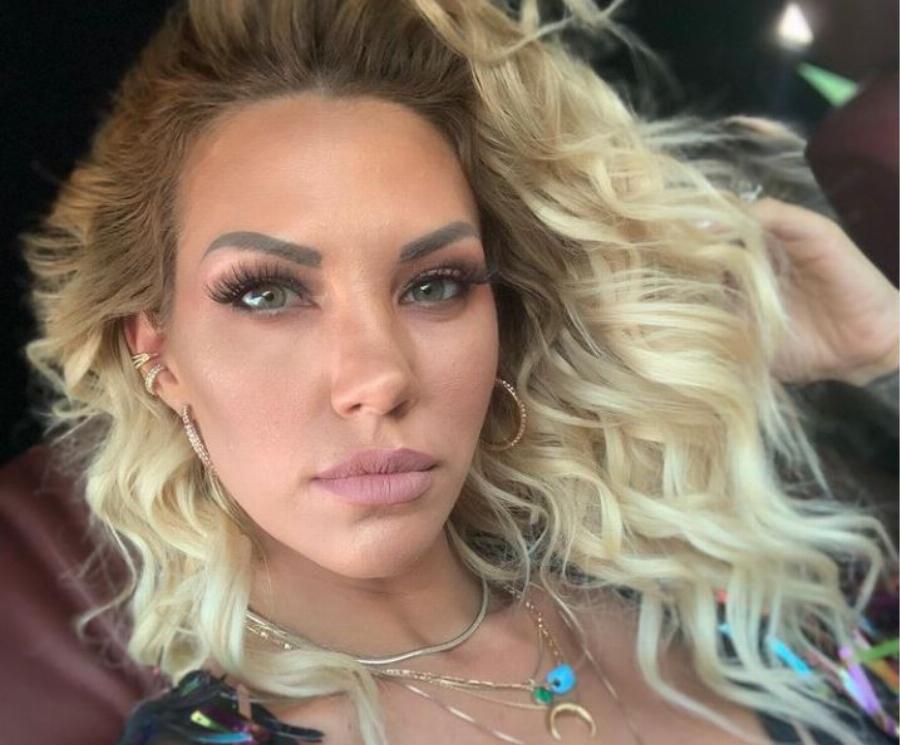 Σάσα Μπάστα: «Με τον σύζυγο μου έχουμε παντρευτεί 3 φορές, με 3 διαφορετικά νυφικά. Δεν ήμουν από εκείνες που ονειρεύονταν το νυφικό»