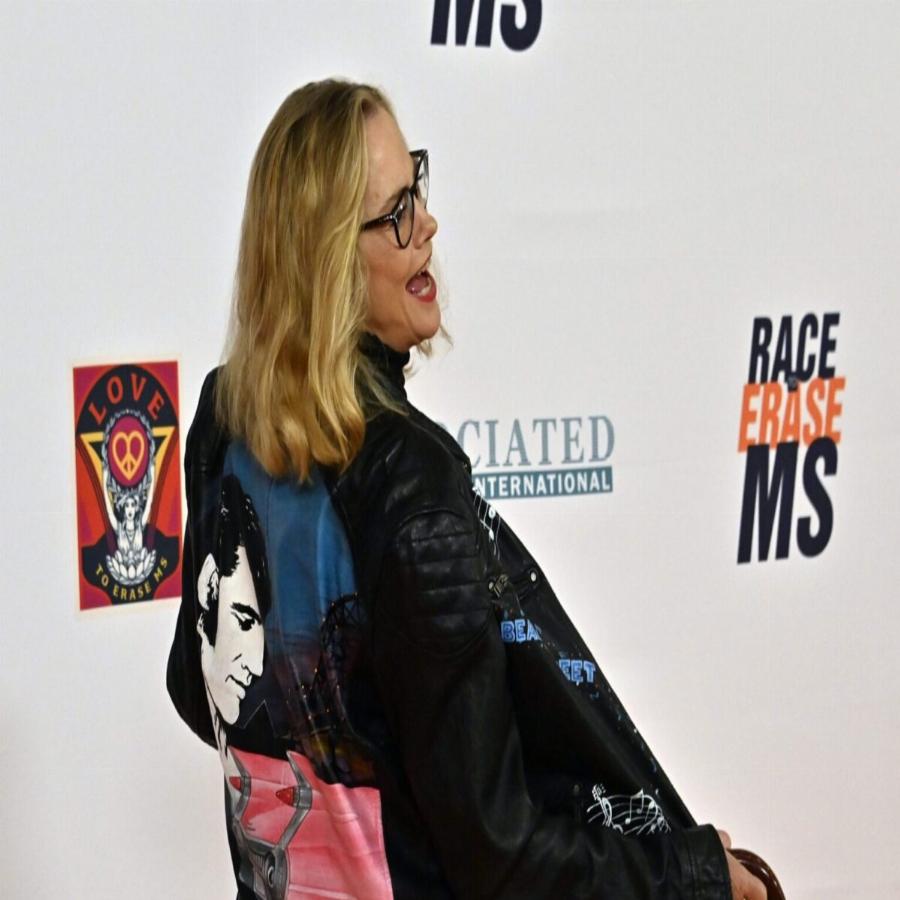 «Αυτός, αυτή και τα μυστήρια»: Η ξανθιά πρωταγωνίστρια, που καθήλωσε τους τηλεθεατές παραμένει γοητευτική 33 χρόνια μετά