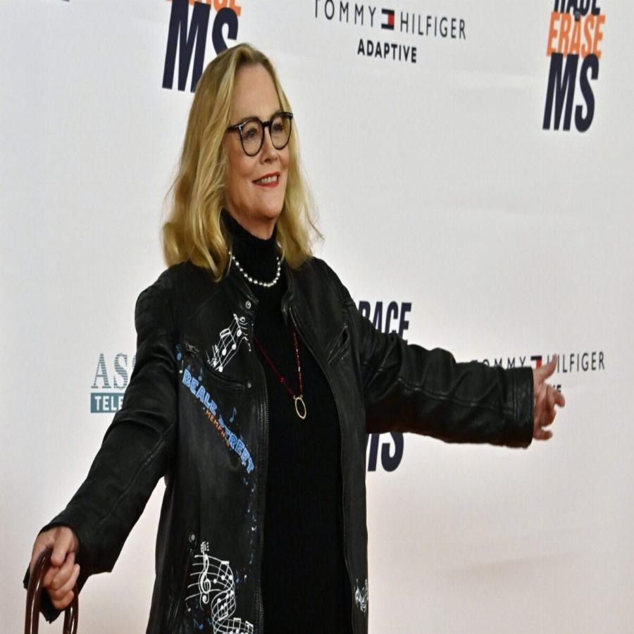 «Αυτός, αυτή και τα μυστήρια»: Η ξανθιά πρωταγωνίστρια, που καθήλωσε τους τηλεθεατές παραμένει γοητευτική 33 χρόνια μετά