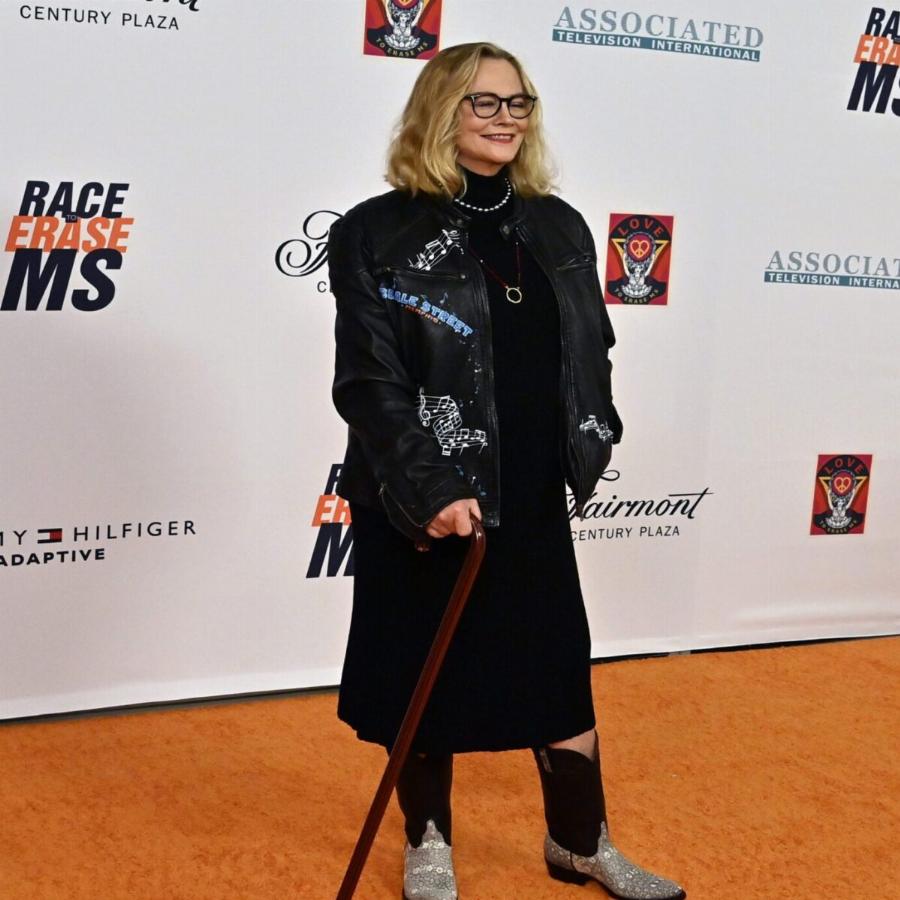 «Αυτός, αυτή και τα μυστήρια»: Η ξανθιά πρωταγωνίστρια, που καθήλωσε τους τηλεθεατές παραμένει γοητευτική 33 χρόνια μετά