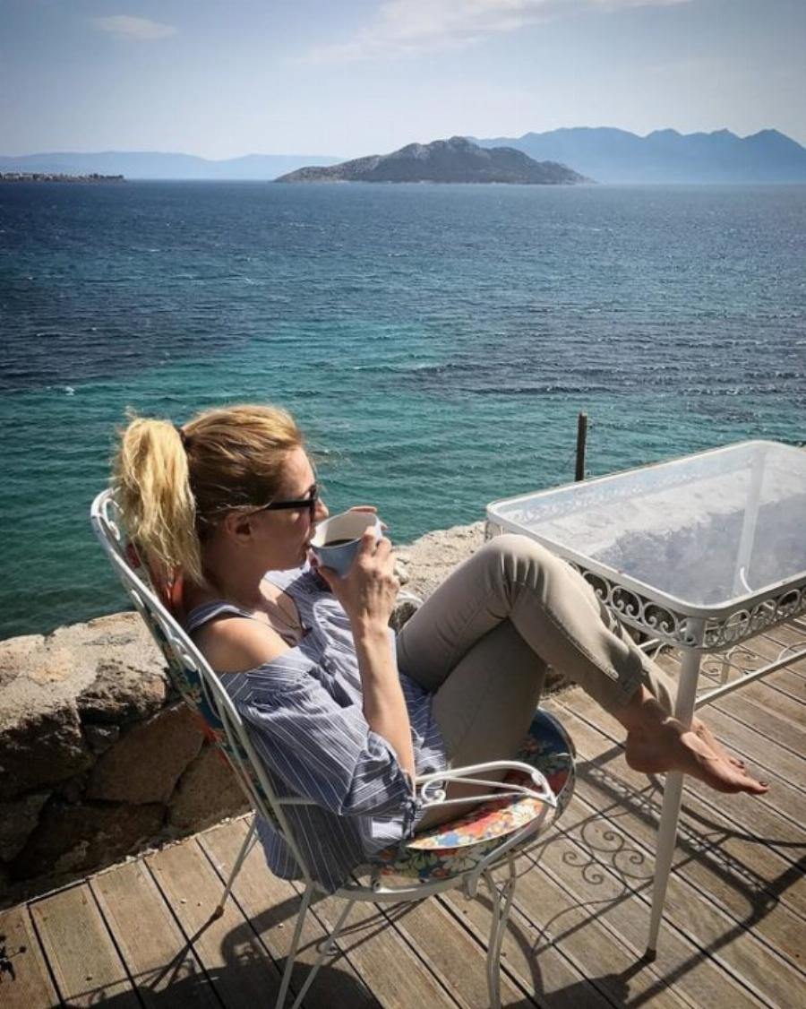 Σμαράγδα Καρύδη – Θοδωρής Αθερίδης: Το απίθανο σπίτι τους στην Αίγινα και το μπαλκόνι με την ονειρική θέα