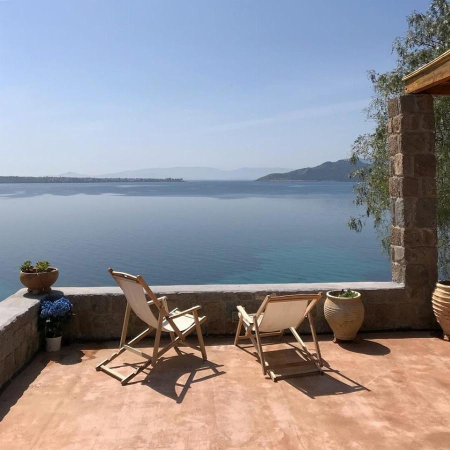 Σμαράγδα Καρύδη – Θοδωρής Αθερίδης: Το απίθανο σπίτι τους στην Αίγινα και το μπαλκόνι με την ονειρική θέα