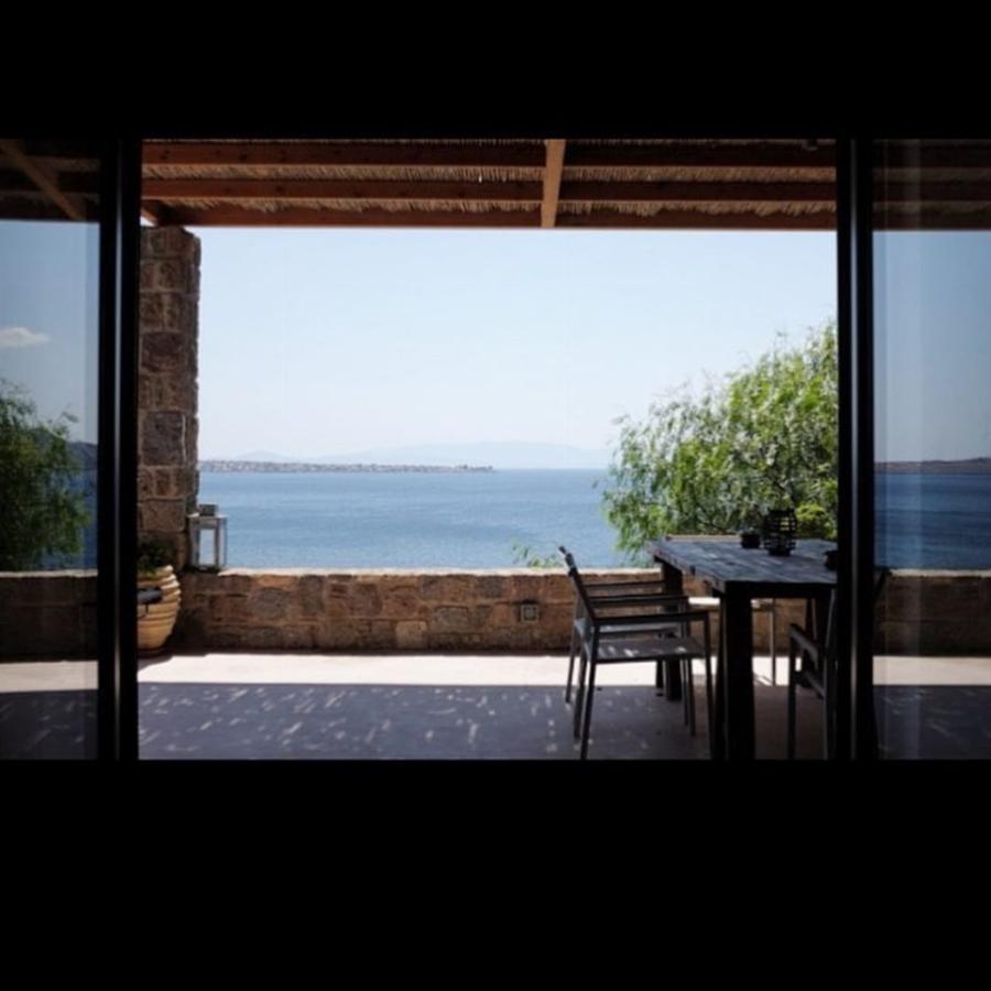 Σμαράγδα Καρύδη – Θοδωρής Αθερίδης: Το απίθανο σπίτι τους στην Αίγινα και το μπαλκόνι με την ονειρική θέα