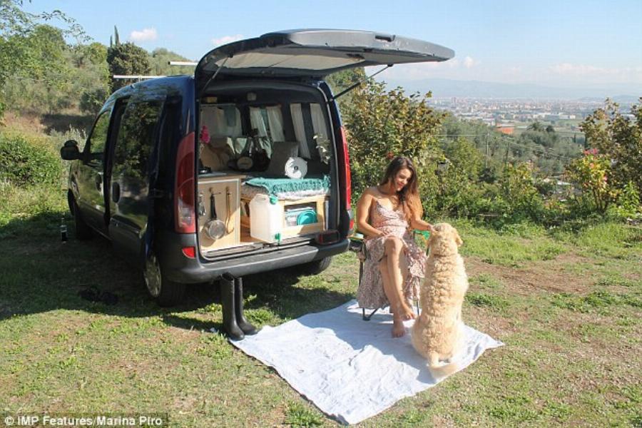 Η ιστορία της Μαρίνας: Τα παράτησε όλα για να ταξιδέψει τον κόσμο με τον σκύλο της