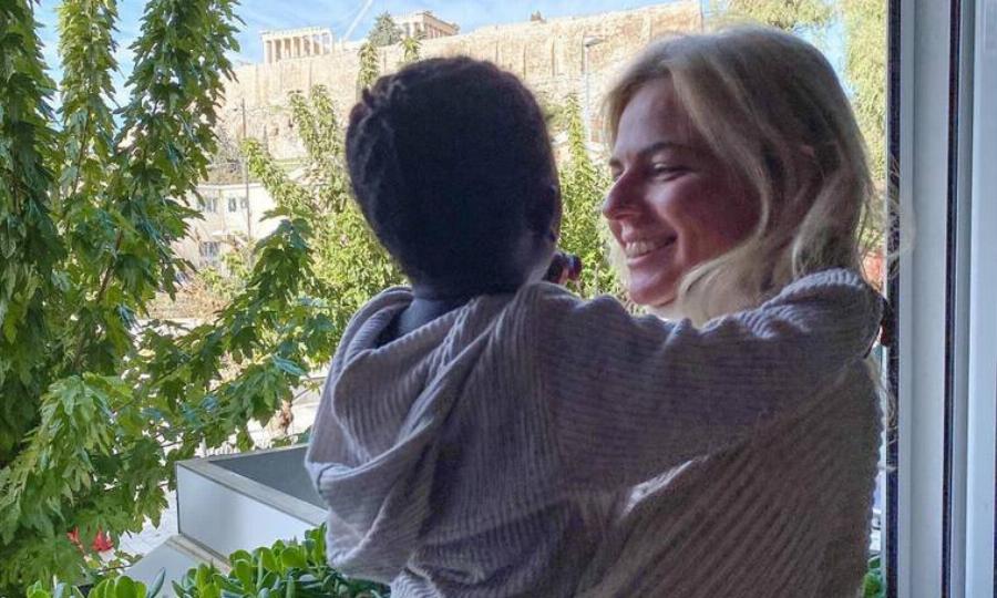 «Με ρωτάνε αν διαλέγεις παιδί» – Η συγκινητική εξομολόγηση της Χριστίνας Κοντοβά για την υιοθεσία