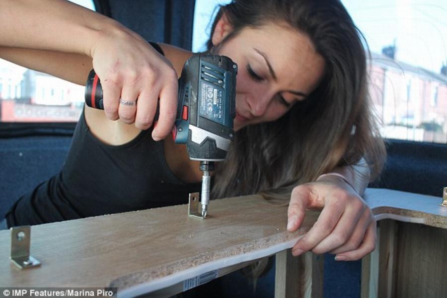 Η ιστορία της Μαρίνας: Τα παράτησε όλα για να ταξιδέψει τον κόσμο με τον σκύλο της