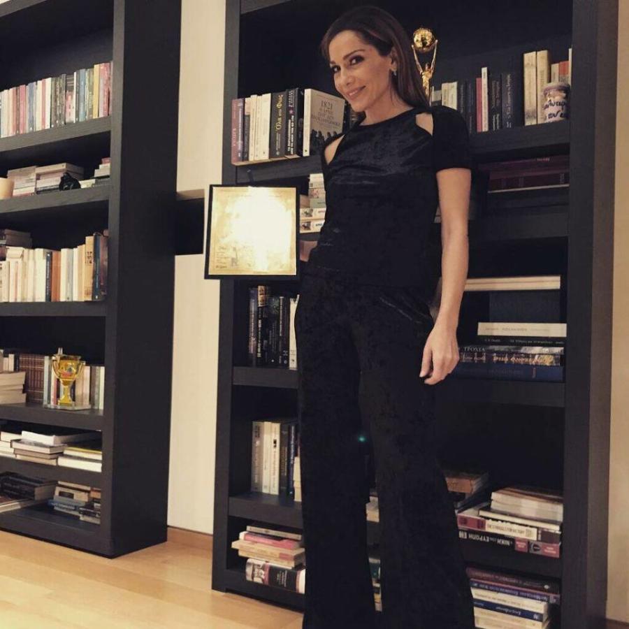 Δέσποινα Βανδή: Το ένα υπέροχο σπίτι στη Βούλα, η εντυπωσιακή διακόσμηση, η τεράστια κουζίνα και ο παραμυθένιος κήπος με την πισίνα