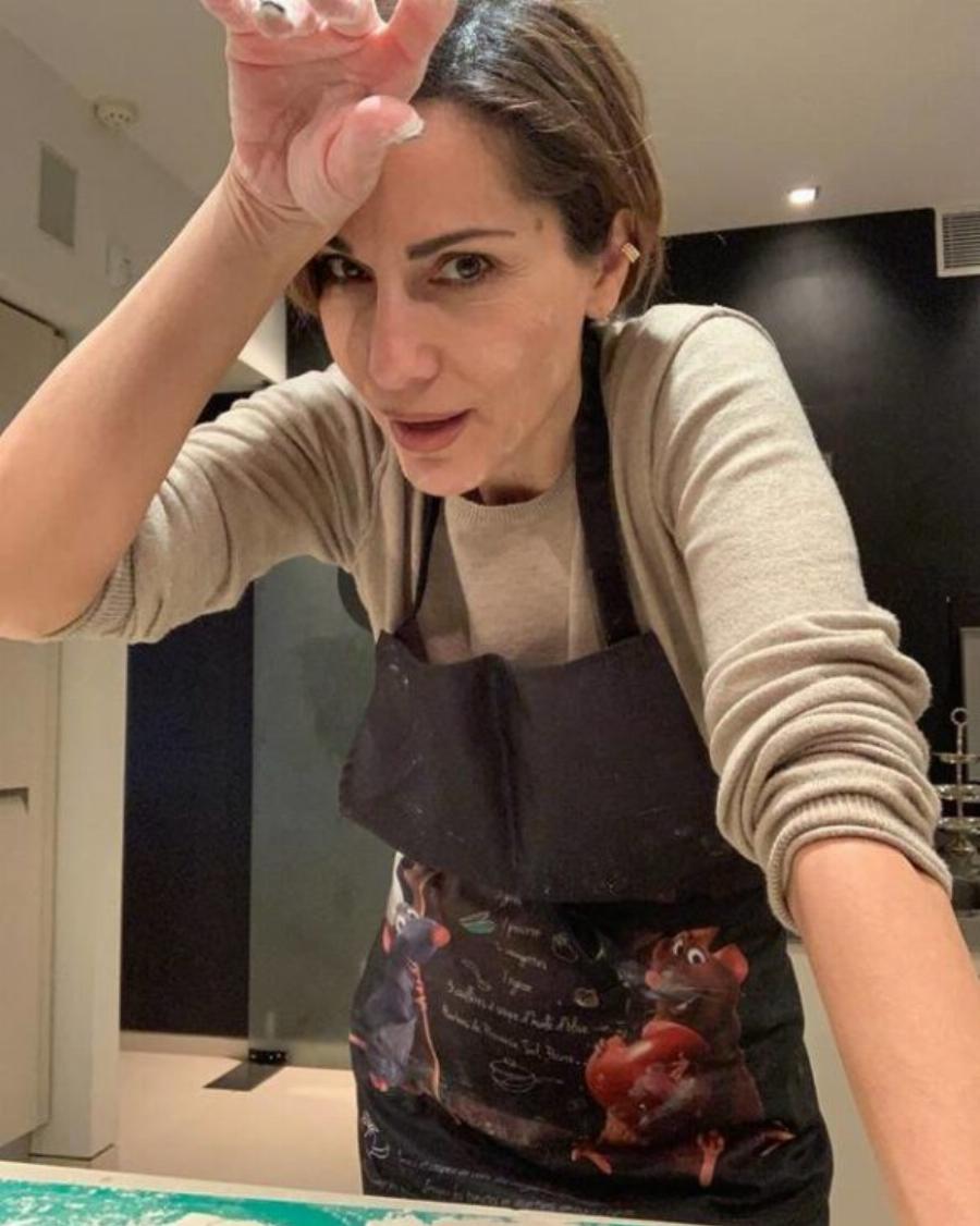 Δέσποινα Βανδή: Το ένα υπέροχο σπίτι στη Βούλα, η εντυπωσιακή διακόσμηση, η τεράστια κουζίνα και ο παραμυθένιος κήπος με την πισίνα