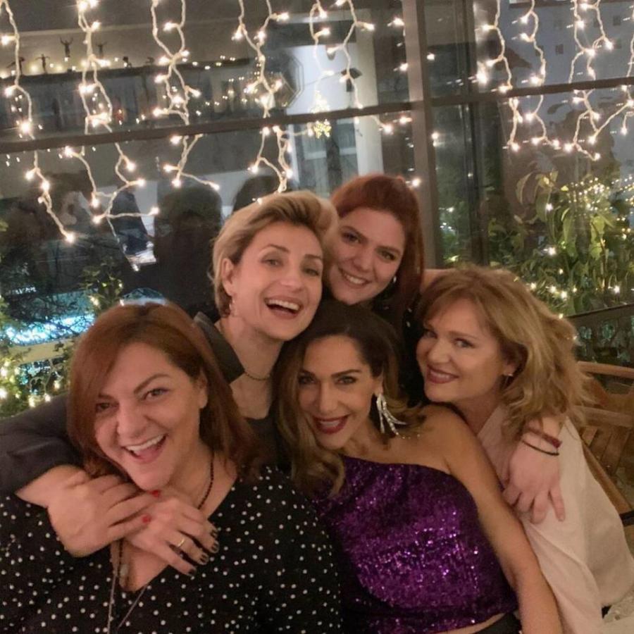 Δέσποινα Βανδή: Το ένα υπέροχο σπίτι στη Βούλα, η εντυπωσιακή διακόσμηση, η τεράστια κουζίνα και ο παραμυθένιος κήπος με την πισίνα