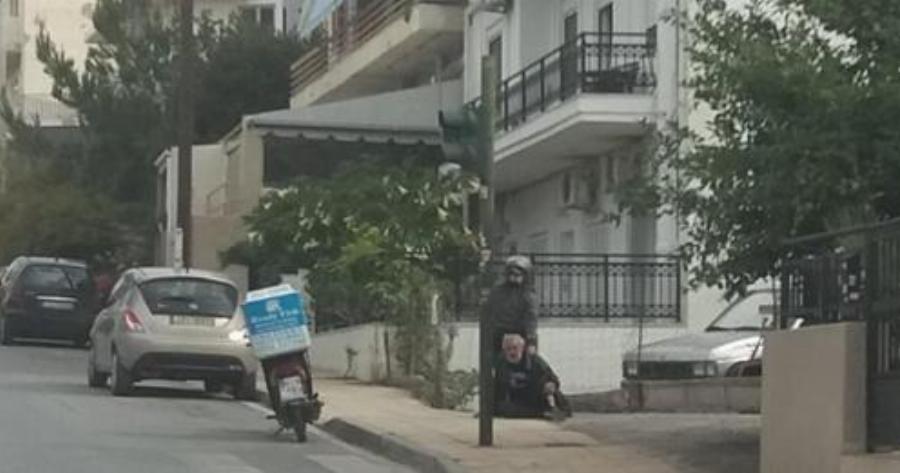 Ένα δημόσιο «Εύγε» στον άγνωστο ντελιβερά: Σταμάτησε στο δρόμο για να βοηθήσει τον ηλικιωμένο