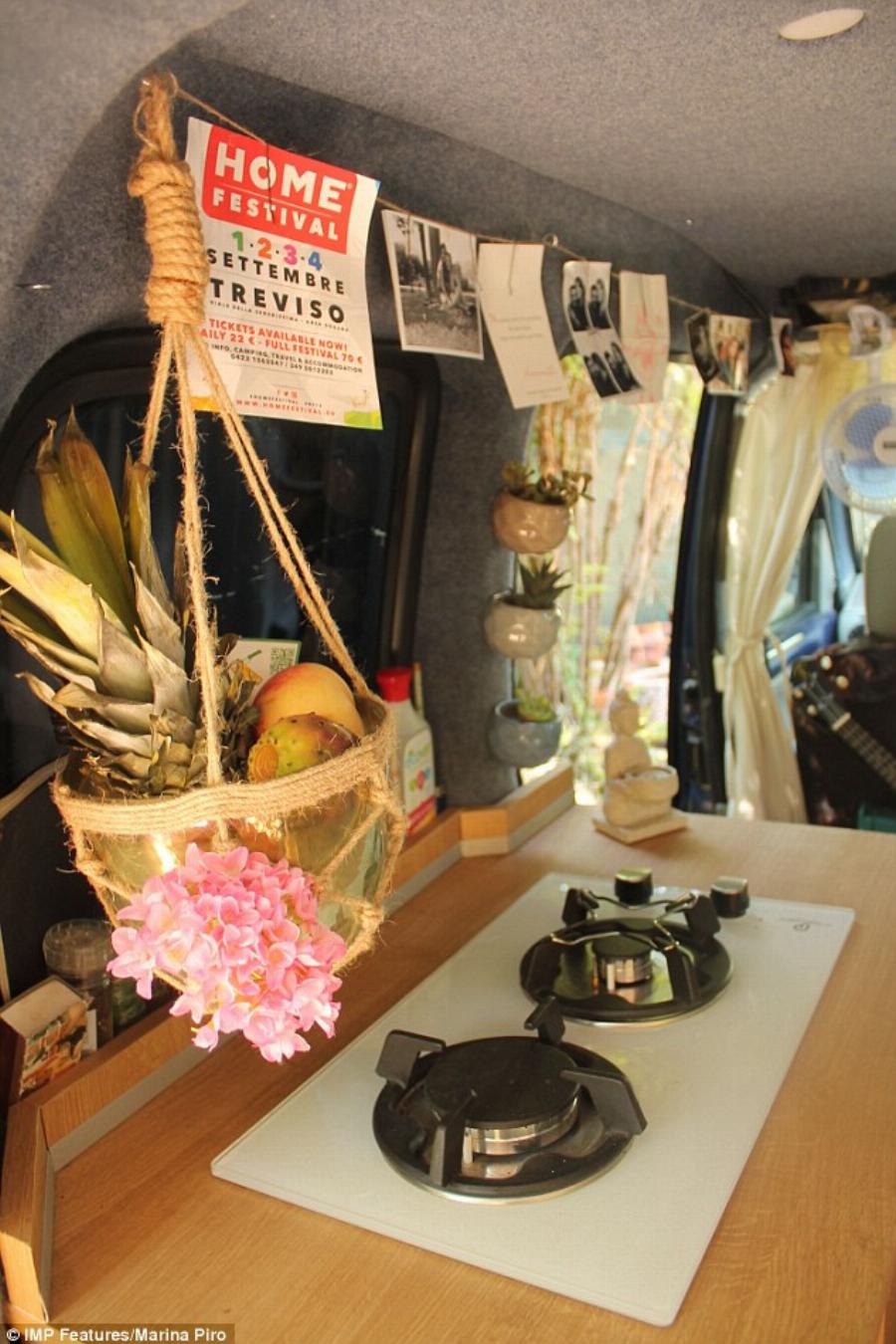 Η ιστορία της Μαρίνας: Τα παράτησε όλα για να ταξιδέψει τον κόσμο με τον σκύλο της