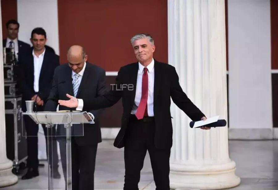 Νίκος Ευαγγελάτος: Η θερμή υπόκλιση του τζέντλεμαν δημοσιογράφου στην Κατερίνα Σακελλαροπούλου που τον βράβευσε για το δημοσιογραφικό του έργο