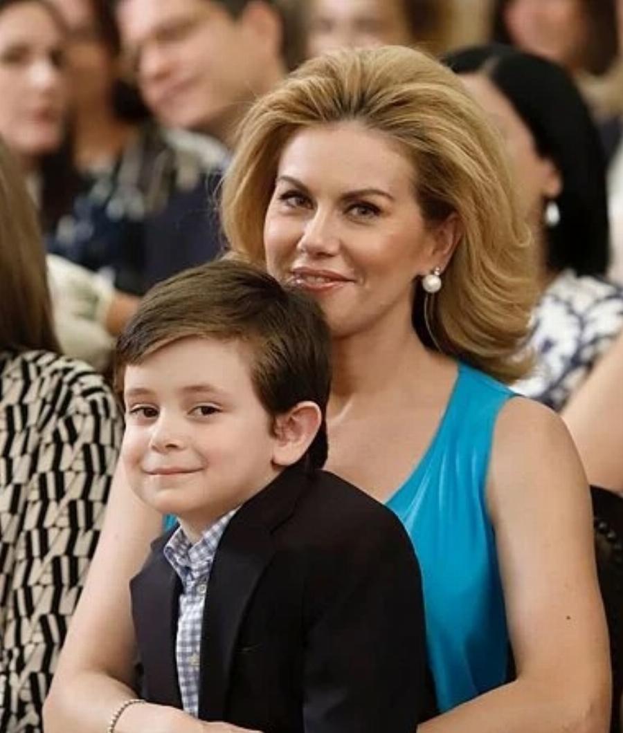 Ευγενία Μανωλίδου: Σπάνιες και τρυφερές φωτογραφίες με τα 4 παιδιά της