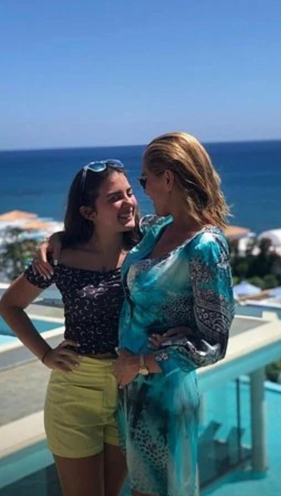 Ευγενία Μανωλίδου: Σπάνιες και τρυφερές φωτογραφίες με τα 4 παιδιά της