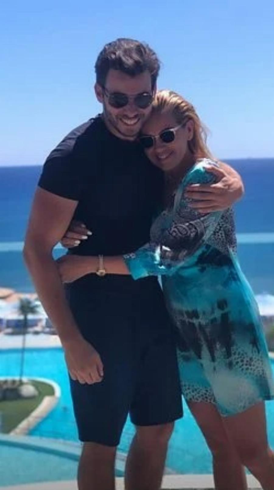 Ευγενία Μανωλίδου: Σπάνιες και τρυφερές φωτογραφίες με τα 4 παιδιά της