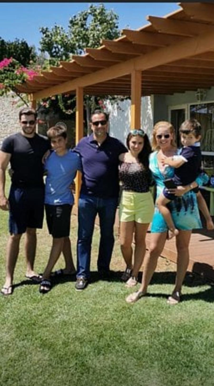 Ευγενία Μανωλίδου: Σπάνιες και τρυφερές φωτογραφίες με τα 4 παιδιά της