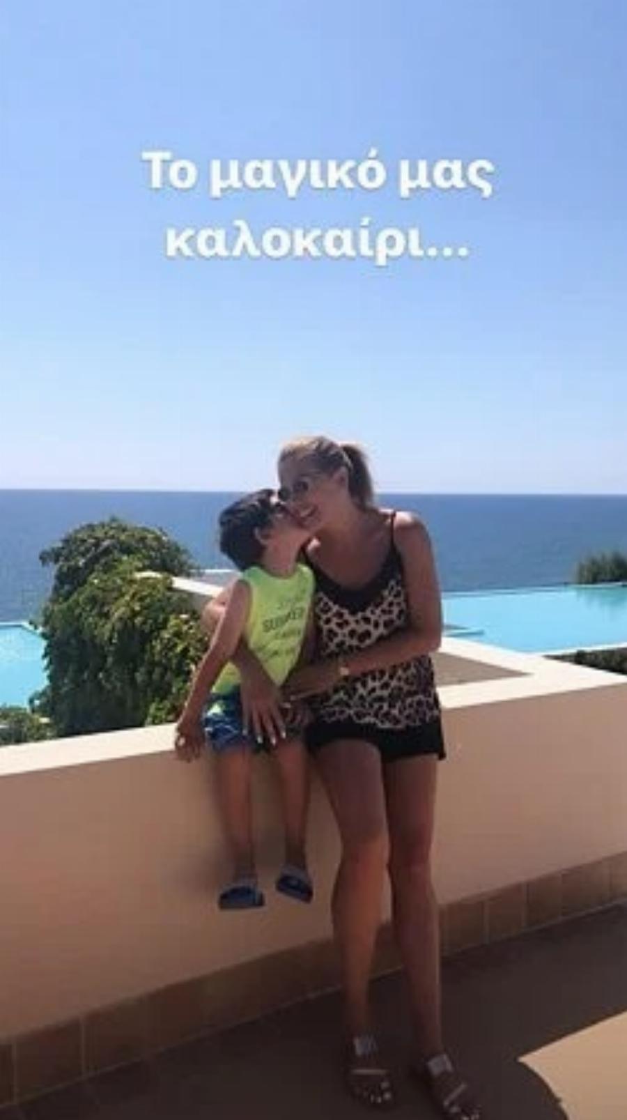 Ευγενία Μανωλίδου: Σπάνιες και τρυφερές φωτογραφίες με τα 4 παιδιά της