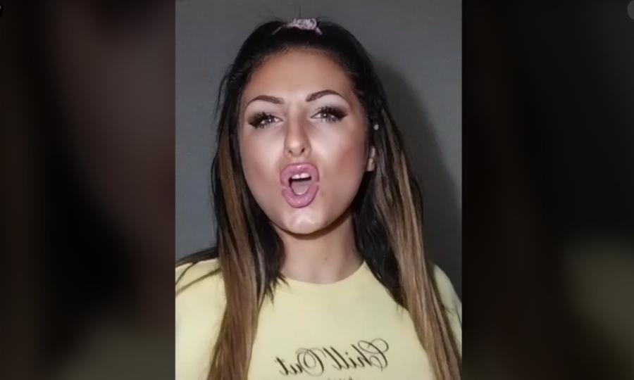 Μοιάζουν σαν δύο σταγόνες νερό: Η πανέμορφη σωσίας της Έλενας Παπαρίζου, είναι 19 ετών και κάνει καριέρα στο Tik Tok