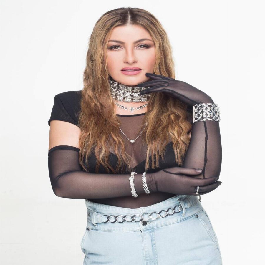 Έλενα Παπαρίζου: «28 χρόνων έκανα πλαστική στο στήθος και λίγο πριν κλείσω τα 40 έκανα το πρώτο μου μπότοξ»