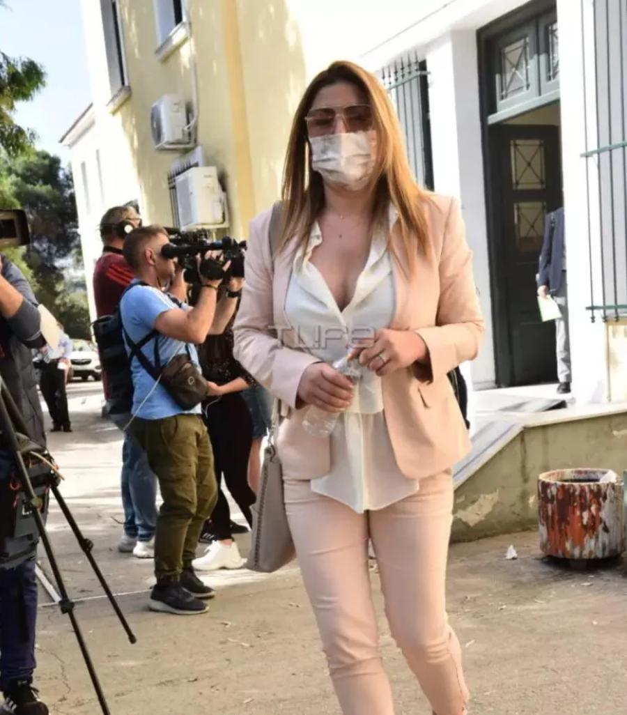 Το χαμόγελο επέστρεψε στο πρόσωπο της Έλενας Παπαρίζου: Ο Τόνυ Μαυρίδης της ζήτησε συγγνώμη στο δικαστήριο