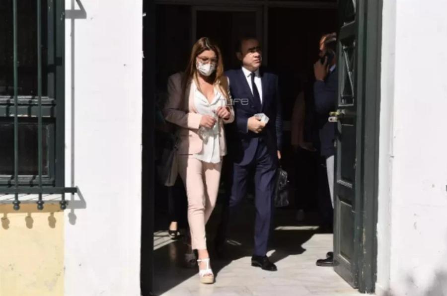 Το χαμόγελο επέστρεψε στο πρόσωπο της Έλενας Παπαρίζου: Ο Τόνυ Μαυρίδης της ζήτησε συγγνώμη στο δικαστήριο