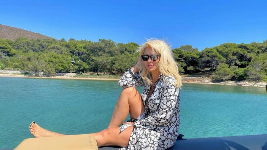 Ελένη Μενεγάκη: Αψεγάδιαστο το σώμα της Μενεγάκη στα 52, χωρίς ρετούς – Οι εικόνες με μπικίνι στο σκάφος