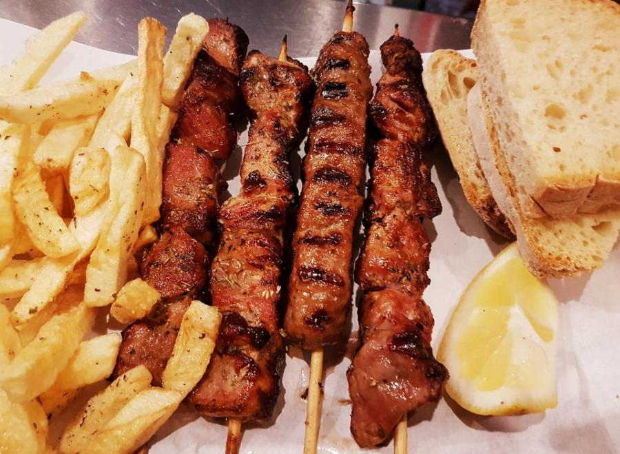 Αύξηση τιμών: Οι Έλληνες «κόβουν» το σουβλάκι – Πήγε 3,50 ευρώ, πτώση 30% στο delivery