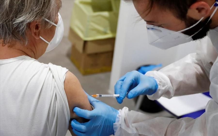 Κίνδυνος lοng cοvid ακόμη κι 6 μήνες μετά για τους πλήρως εμβολιασμένους