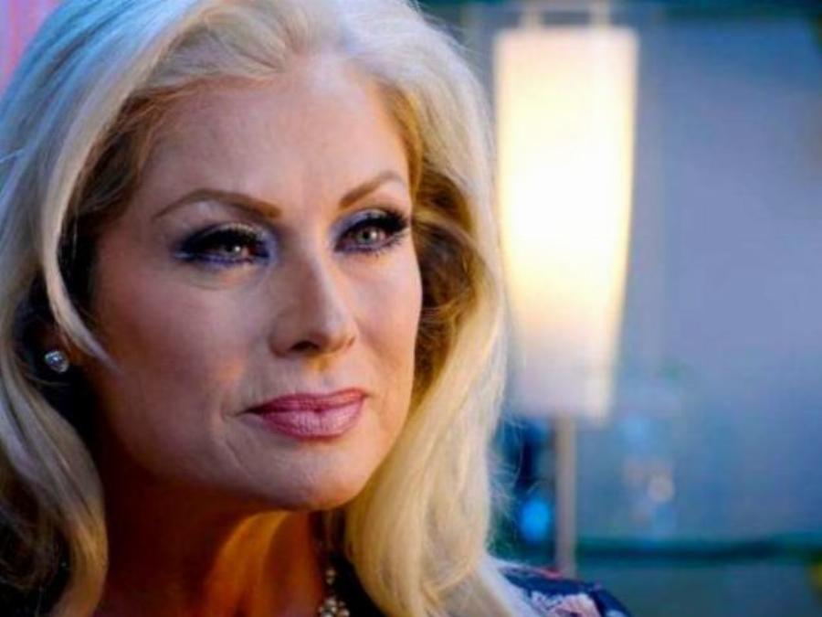 Εσμεράλντα: Η καλλονή πρωταγωνίστρια με τα πράσινα μάτια, έγινε κατάξανθη και είναι το ίδιο εντυπωσιακή στα 50 της χρόνια